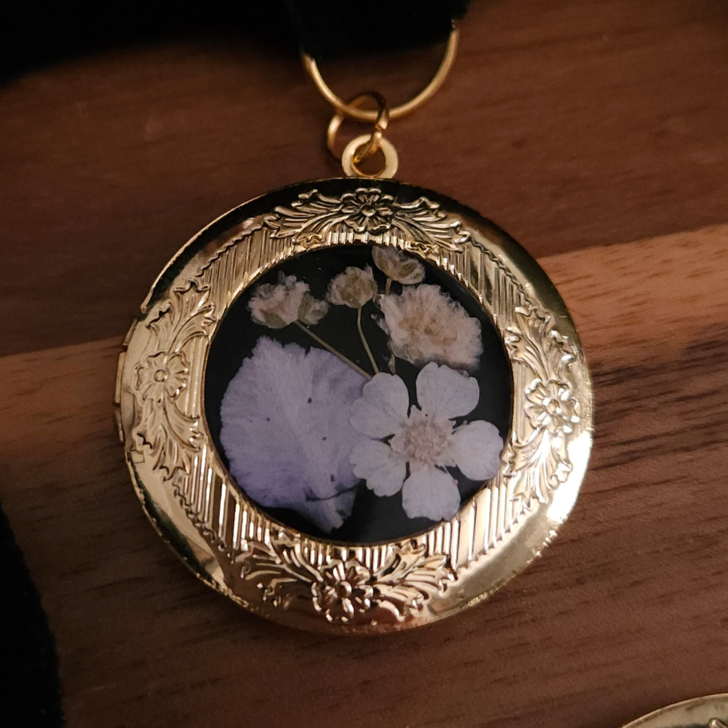 Victorian Haunting Locket Velvet Choker Necklace